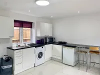 Separate One Bedroom Large Apartment in Slough Hotels in Бернем