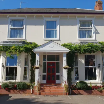 Victoria Park Lodge Hotels near Leamington Spa Tourist Information Centre