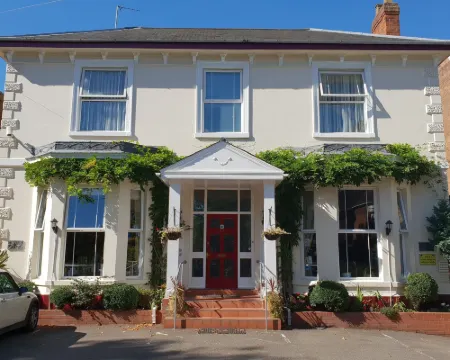 Victoria Park Lodge Hotels in Royal Leamington Spa