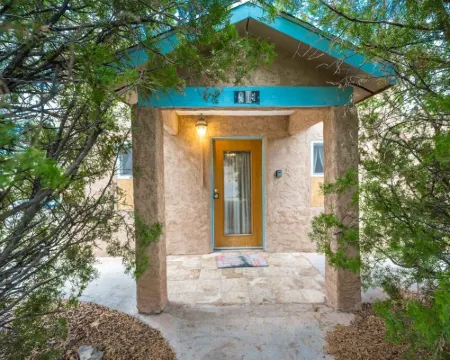 Casa de Colores - Cheerful 1 Bed, Full Bath House Hotels in Truth or Consequences