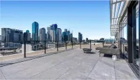Luxury Penthouse with Astonishing Bay and City Views Hotel di South Melbourne