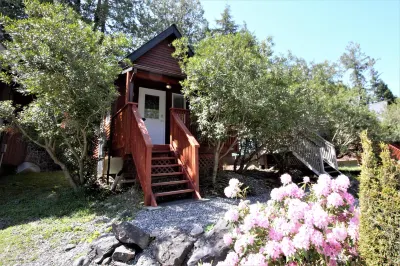 Cozy Cabin Centrally Located Close to Walking Trails and Beaches!