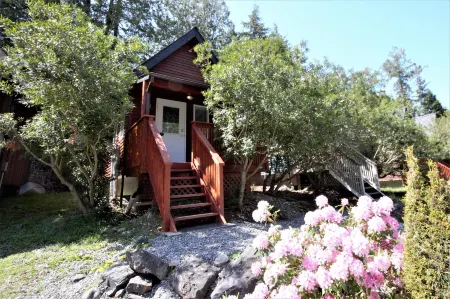 Cozy Cabin Near Walking Trails and Beaches!