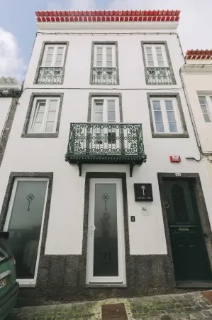 Azores Inn - Family Suites Hostel Отели рядом с достопримечательностью «Nucleo de Santa Bárbara do Museu Carlos Machado»