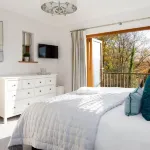 Serene Riverside 6Br Luxury Retreat in Curdridge