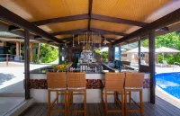 Coco de Mer Hotel and Black Parrot Suites - bar