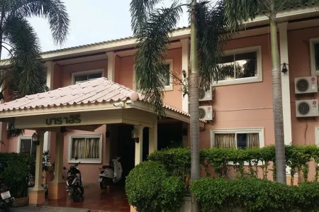 Narasiri Service Apartment Отели рядом с достопримечательностью «Ramkhamhaeng University»