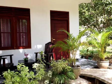 Damith Tourist Inn Отели рядом с достопримечательностью «Whale watching Mirissa with Geeth»