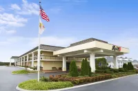 Super 8 by Wyndham Calhoun Hotels in Calhoun