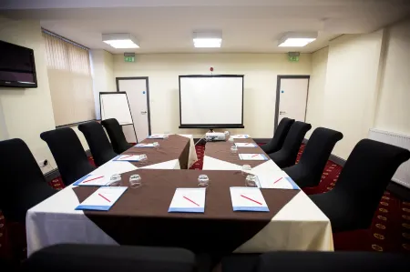 Whitewater Spa & Leisure Club Отели рядом с достопримечательностью «Аквариум Лейкс»