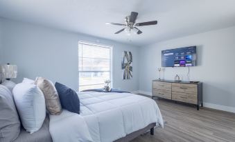 Sleeps 6 Hot Tub Fenced Yard Cozy Chic