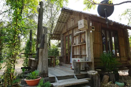 Sukhothai City Resort Отели рядом с достопримечательностью «Wat Saphan Hin»