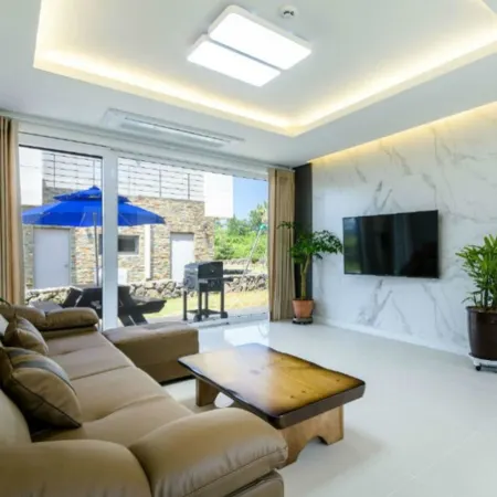 Chandelier Pension