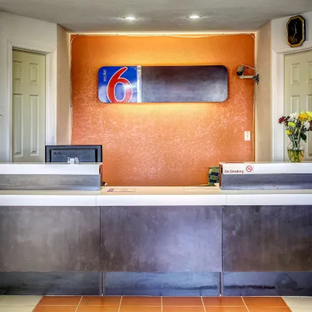 Motel 6 Dickson, TN