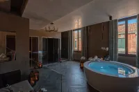 Palazzo Veneziano - Venice Collection - Romantic