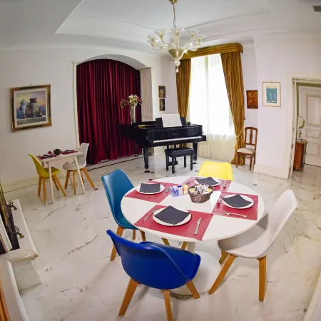 Al Centro Luxury Home