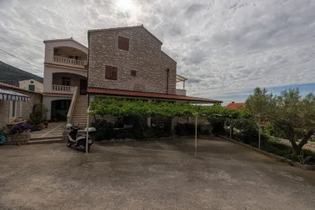 Apartments and Rooms Lea