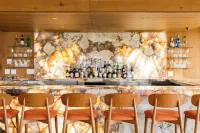 La Mer Beachfront Resort - bar