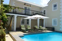 Le Petit Paris - Pools