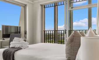 Luxury 2Br Apt Pool, Gym, Prime Spot Zodiak Stays