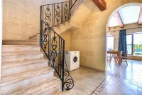 Ta Guljetta Villa Sleeps 8 with Pool - parking
