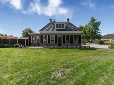 Stylish Farmhouse with Spa Tub Hotels near Buitenpost