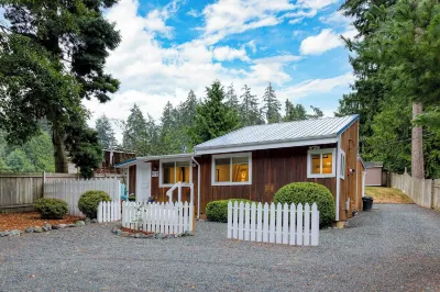 Cottage By The Bay by Avantstay 0.5mi to Beach!