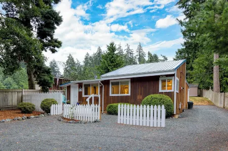 Cottage By The Bay by Avantstay 0.5mi to Beach! Отели рядом с достопримечательностью «Парк округа Дабл Блафф»