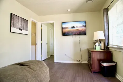 Cozy Home- Zoos Museums Fun Step From Your Door Hotels in 