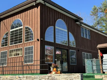 Mohican Resort Motel, Conveniently Located to All Lake George Attractions Отели рядом с достопримечательностью «Зона отдыха Герни Лейн»