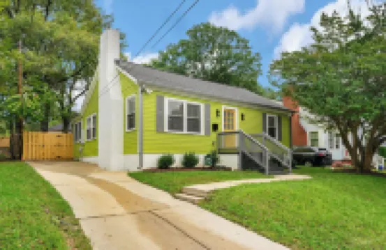 Stylish 4BR Haven Backyard and Fire Pit Hotels in 