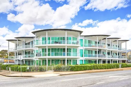 Gallery Resort Style Penthouse No 13 Отели рядом с достопримечательностью «Encounter Coast Discovery Centre»