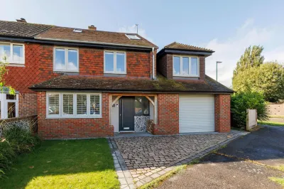 Chic 4-bed Coastal Retreat in Heart of Bosham Отели рядом с достопримечательностью «Chichester Baptist Church»