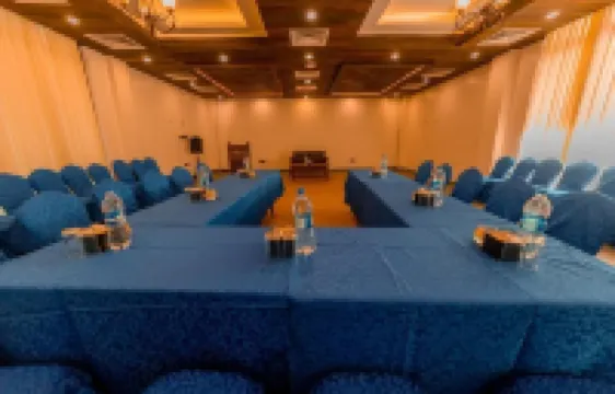 บานบาส รีสอร์ต, ชิตวัน