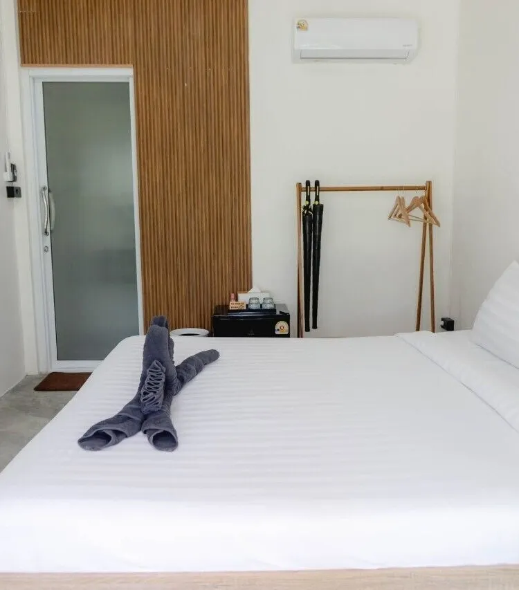 ห้องดีลักซ์ เตียงใหญ่ พร้อมวิวสวน