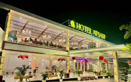 Atsari Hotel Parapat Отели рядом с достопримечательностью «Pantai Bebas Parapat Danau Toba»