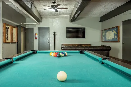 Gardner Hotel & Hostel Отели рядом с достопримечательностью «Университет Техас в Эль-Пасо»