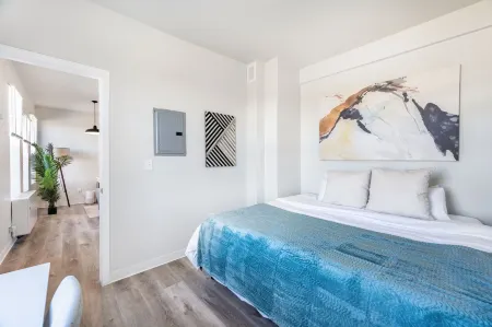 Modern Retreat Near Henry Ford Отели рядом с достопримечательностью «African Bead Museum»