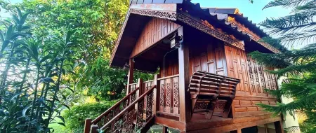 Natura Ravee Greenstay Отели рядом с достопримечательностью «Mae Ngad Dam»