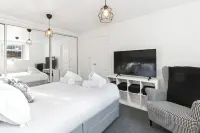 The Hamlet - North East Escapes Hotels near Sambuca 1