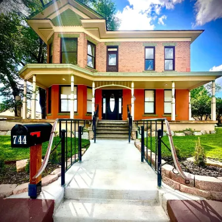 Franklin Fab Gallery House