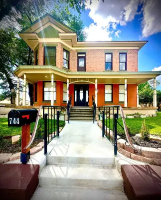 Franklin Fab Gallery House