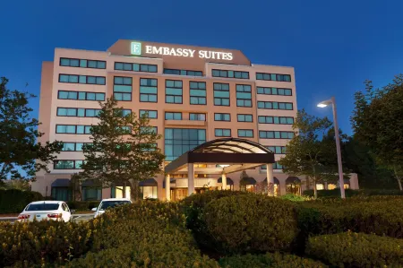 Embassy Suites by Hilton Boston Waltham Отели рядом с достопримечательностью «Конкорд Мидл Скул»