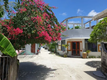 Beach Heaven Maldives - Golden Turtle Guest House Отели рядом с достопримечательностью «Hudhuranfushi»