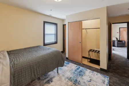 Spacious Apartment with Fitness Center and Balcony - Inviting Modern Retreat