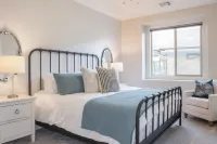 Luxurious Hot Tub Haven - Rooftop Fire Pit, Mountain Views Hotels in Washington