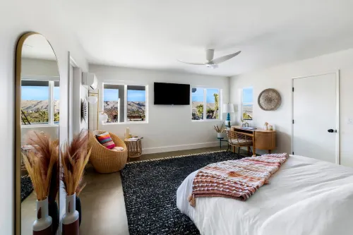 Pickleball Court and Hot Tub - Stunning Outdoor Oasis Hotels in Pioneertown