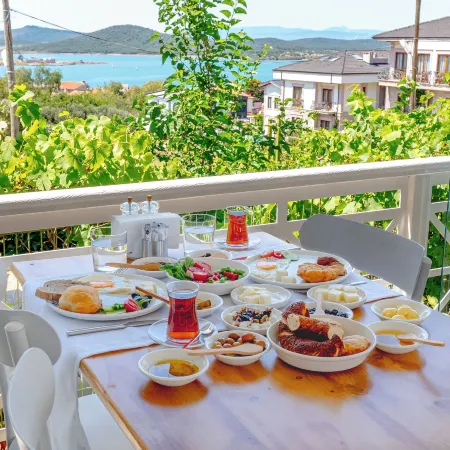 Cunda Pur Beyaz Hotel