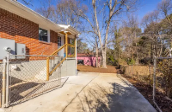 Stylish Apartment with Full Kitchen and Smart TV - Cozy Retreat Hotels in Forest Park