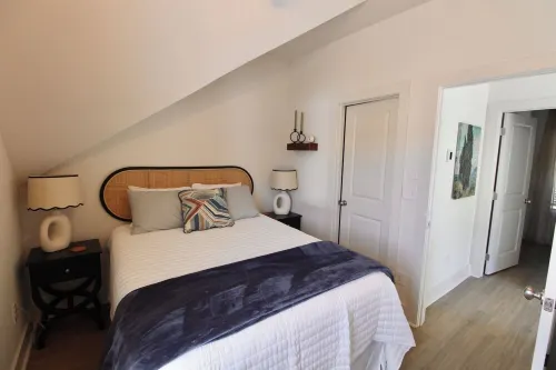 New Luxury 2BR Cottage in Downtown Auburn!